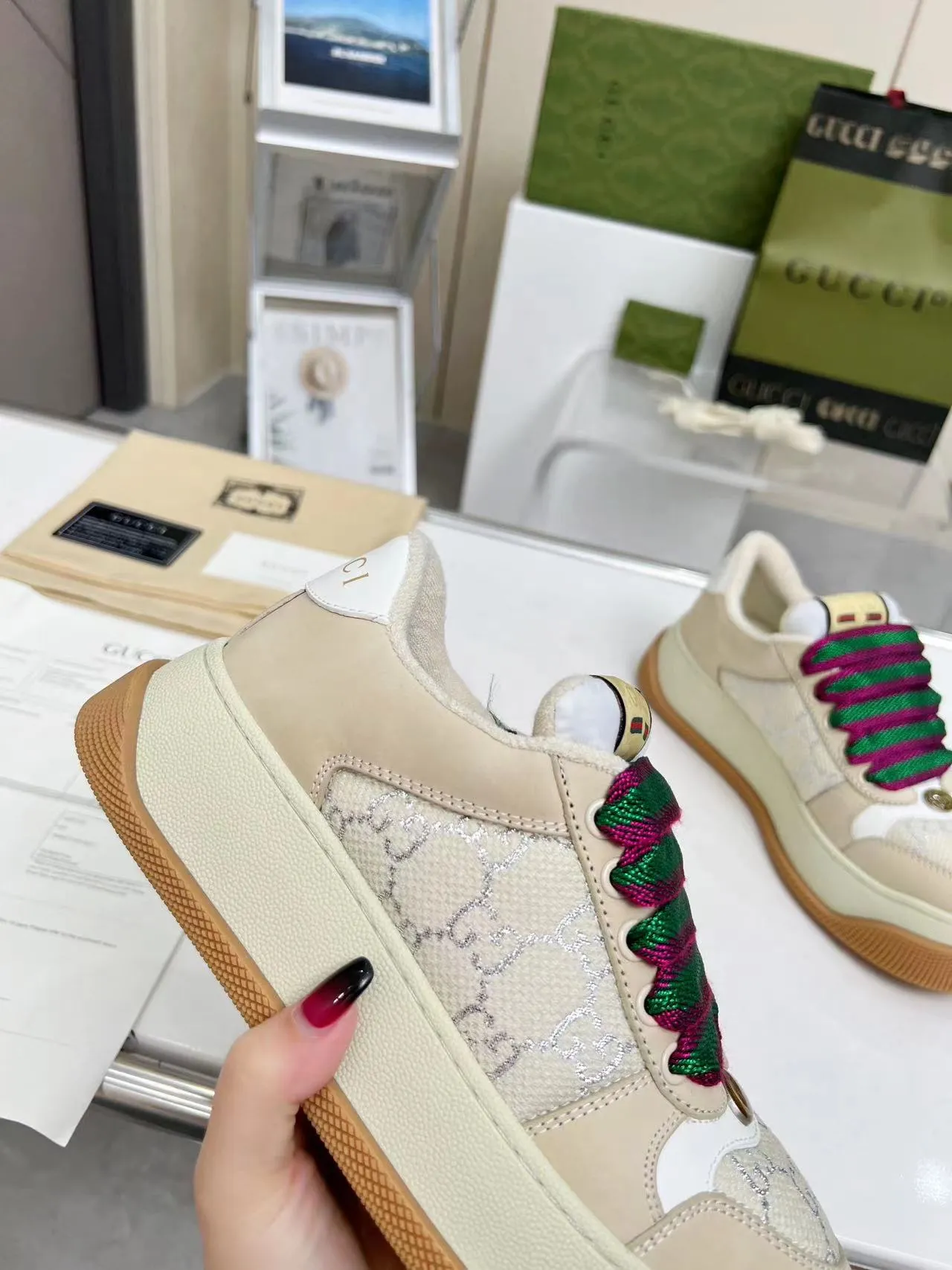 👟👟Ex-factory price 520 Women's Shoes Factory Gucci New Screener Series Couple Style Chubby Bread Shoes Small Dirty Shoes Fatty Double G Casual Sneakers Original Purchase Develop Original Purchase Develop Screener series sneakers are inspired by the classic sneakers of the 1970s and named after the defensive action in sports. They are decorated with striped webbing on the side and embellished with retro Gucci logos. These sneakers are made of GG canvas. Purple leather details add depth to the piece with sharp contrast, and the details are fuller. Exquisite packaging at the delivery counter Fabric: Original imported cowhide + double G fabric Lining: Original customized breathable terry velvet Sole: Original molded TPU outsole Sole thickness: 6CM Size: Women's 35-40 / Men's 39-45